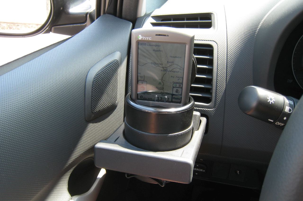 Toyota Auris cup holder and HTC P3300_titanas