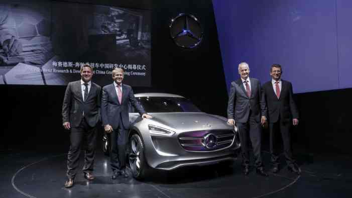 Gorden Wagener, Prof. Dr. Thomas Weber, Hubertus Troska and Klaus Mannsperger unveil the Mercedes-Benz Vision G-Code concept